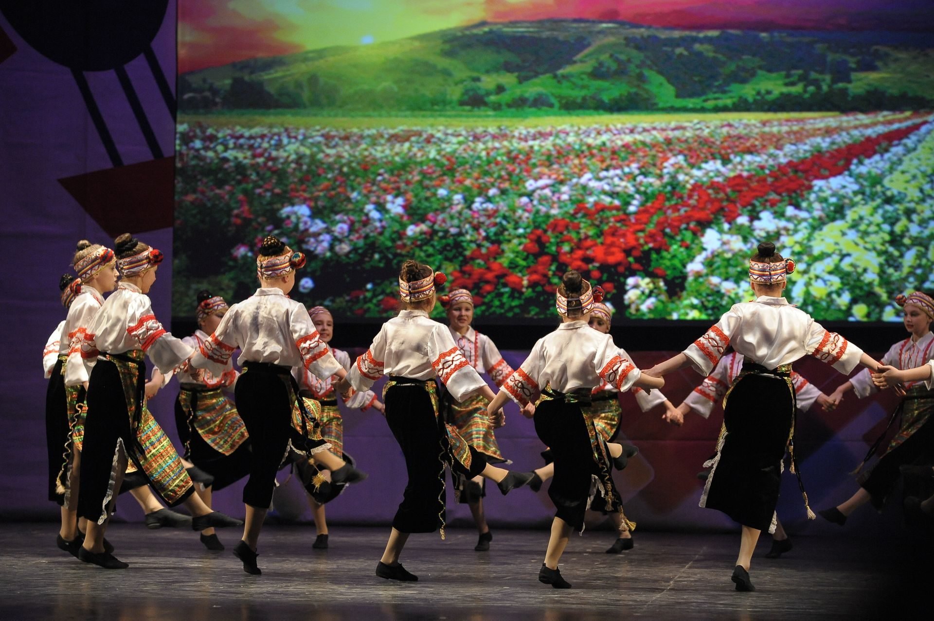 Национальные народные танцы. Народные танцы. Болгарский народный танец. Танцы Болгарии.