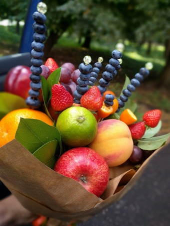 Корзина с фруктами и листьями