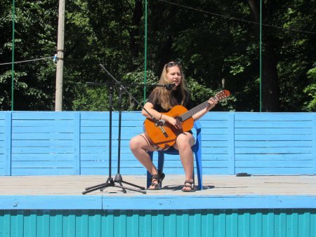 Александра Кашкарова, обучающаяся объединения "Песня под гитару", приняла участие в концерте "Родные мелодии" в городском "Парке Победы" 19 июня 2021 года.