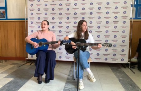 15 марта наши обучающиеся Бугакова Лиза и Олейник Варя участвовали в концерте, посвящённом выборам президента России в МБОУ гимназии № 33.вал